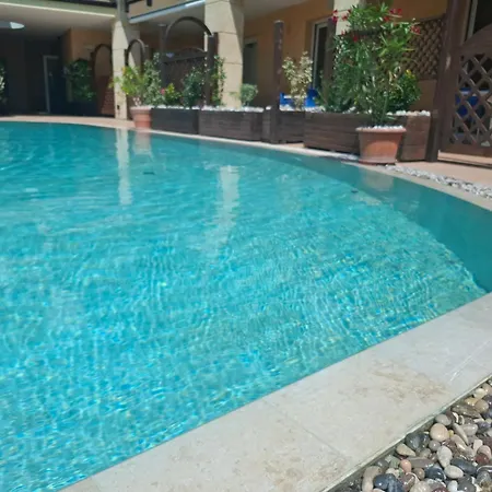 מלון Josefine Front And Pool (adults Only)